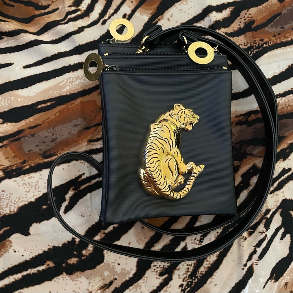 Novelty black crossbody bag w/gold tone tiger on front